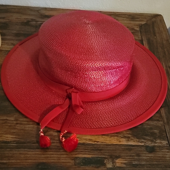 Sally Vielor classic Red Hat